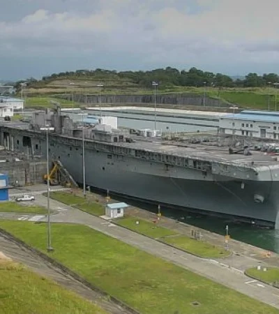 Buques militares estadounidenses suelen transitar con regularidad  la vía que une los océanos Atlántico y Pacífico.