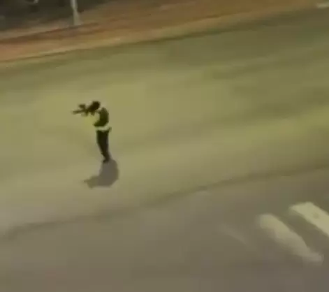 Los conductores que evitan el control y reciben un disparo.