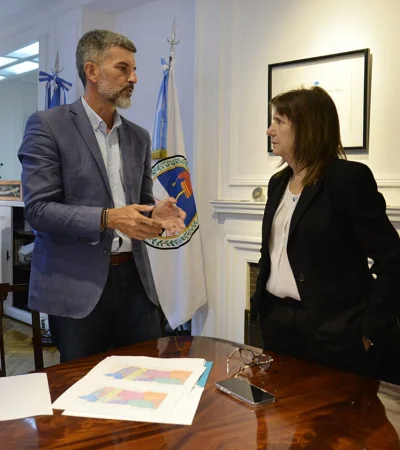 Patricia Bullrich ministra de Seguridad de la Nación Argentina junto al jefe comunal de la Ciudad de Mendoza Ulpiano Suárez.
