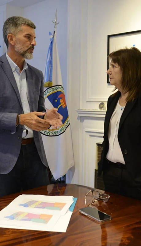 Patricia Bullrich ministra de Seguridad de la Nación Argentina junto al jefe comunal de la Ciudad de Mendoza Ulpiano Suárez.