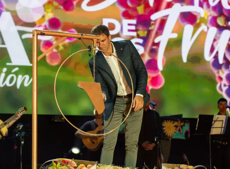 Emir Andraos, intendente de Tunuyán, da los golpes de reja para dar comienzo a la fiesta.