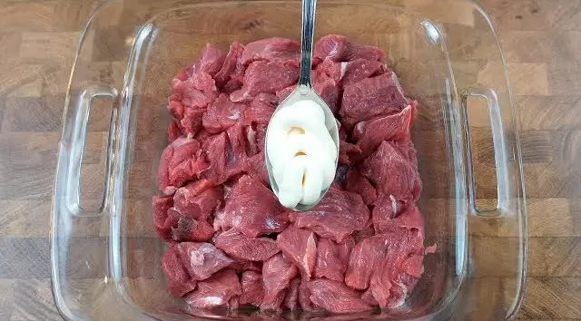 Mayonesa (por su componente de huevo) y las carnes rojas (por el riesgo de la salmonela): dos alimentos a los que hay que prestarles suma atención.