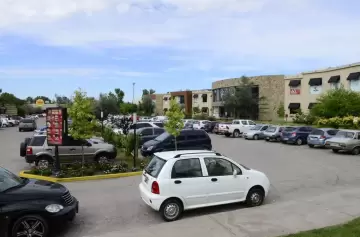 Una mujer dejó a su bebé en el auto en el estacionamiento de un shopping