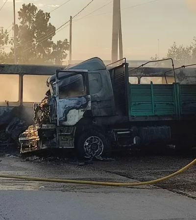 El impresionante impacto provocó que el colectivo quedara completamente consumido por las llamas.