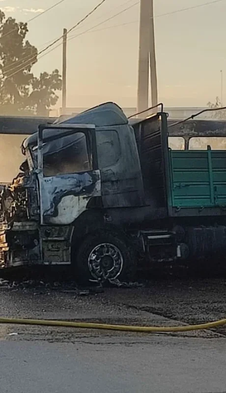 El impresionante impacto provocó que el colectivo quedara completamente consumido por las llamas.