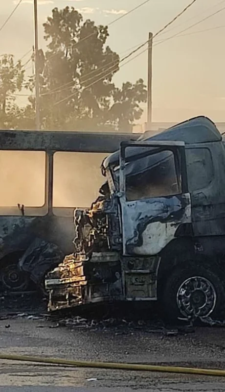 Accidente entre un colectivo y un camión