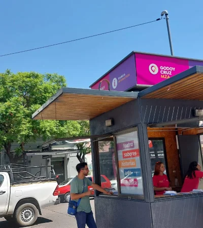 El parador habilitado en la plaza departamental. (Foto: Daniel Gallardo)