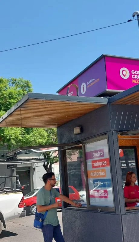 El parador habilitado en la plaza departamental. (Foto: Daniel Gallardo)