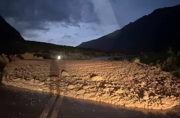 Alud en alta montaña: trabajan para despejar la ruta y suspenden la salida de camiones