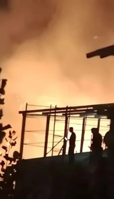 El fuego aún no ha sido controlado por completo y el peligro crece para los vecinos.