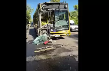 Dos micros chocaron en el predio de la UNCuyo