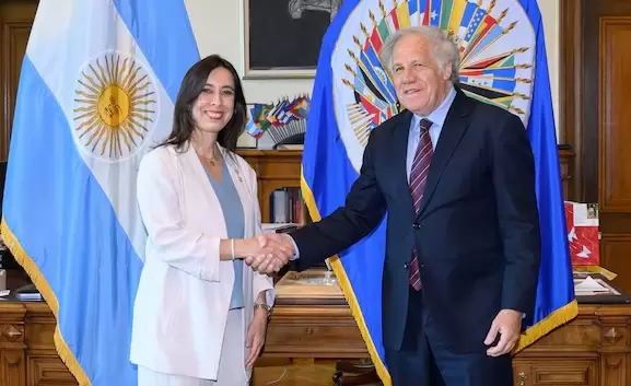 Sonia Cavallo, junto al titular de la OEA, Luis Almagro.