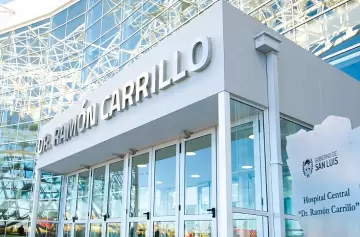 Joven embarazada fue apuñalada y se arrojó de un auto en movimiento para escapar