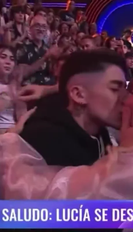 Beso entre Lauty Gram y Lucía Patrone.