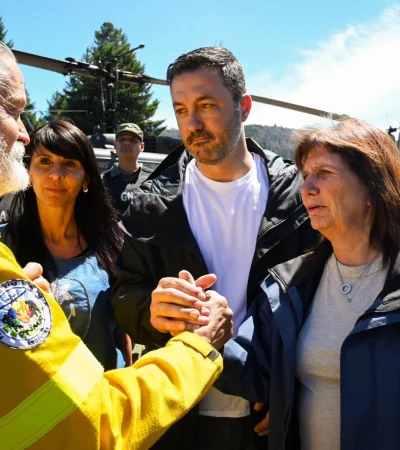 Patricia Bullrich y Luis Petri llegaron a El Bolsón para monitorizar el trabajo de los brigadistas.