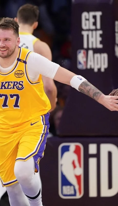 Doncic tuvo su esperado debut con los Lakers.
