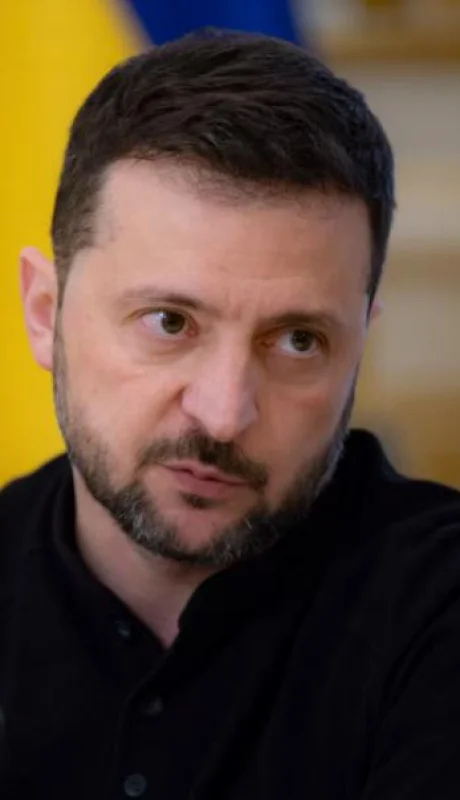 Zelenski empieza a considerar una negociación directa ante el desgaste militar de sus fuerzas de combate.