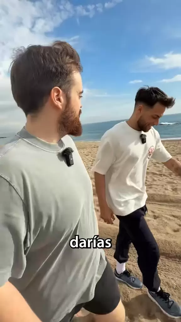 Charla entre Llanos y Montoya en la playa.
