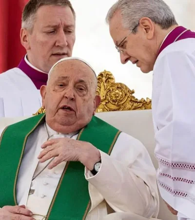 El papa Francisco también debió ser auxiliado el ultimo domingo. (Foto: web)