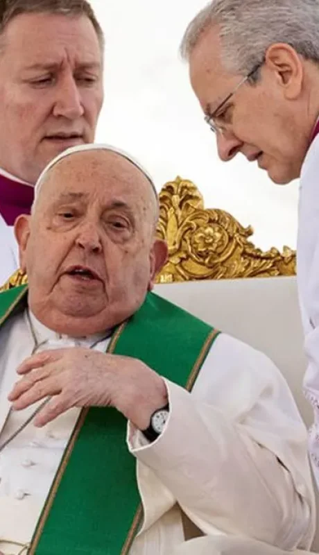 El papa Francisco continúa internado