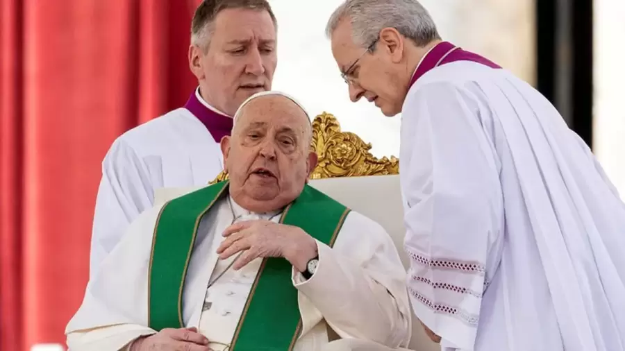 El papa Francisco también debió ser auxiliado el ultimo domingo. (Foto: web)