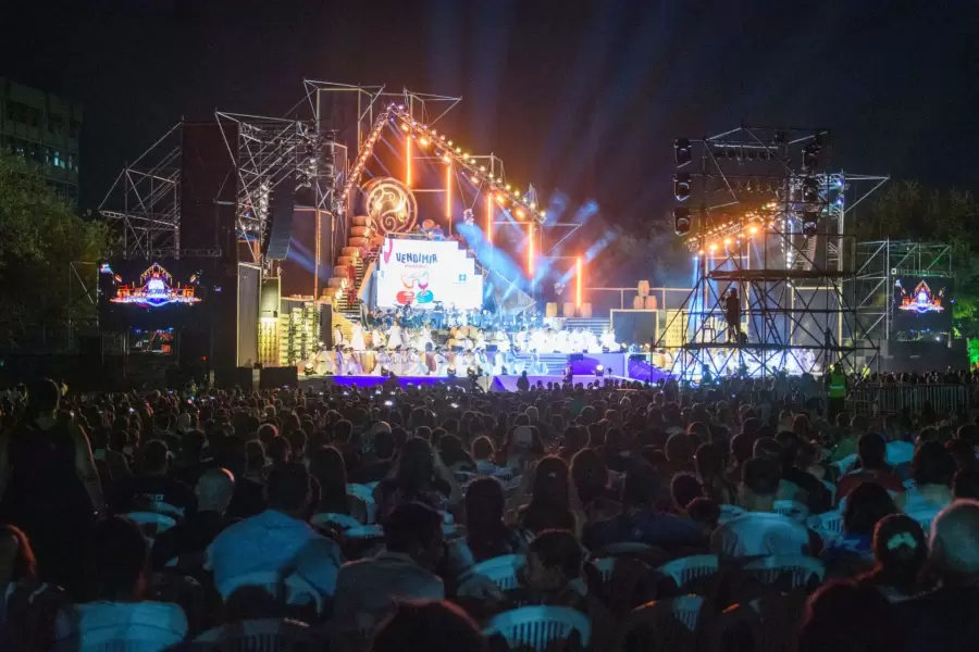 10.000 personas fueron testigos de que Juliana Graciela Zalazar se convertía, en aquel 7 de febrero, en la nueva Reina de la Vendimia de Capital.