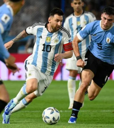 Messi frente a Ugarte en un duelo del año pasado en La Bombonera