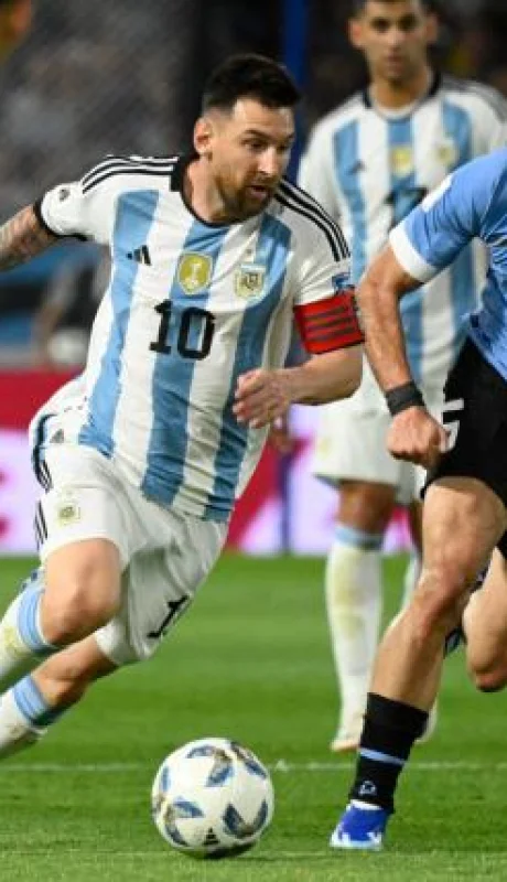 Messi frente a Ugarte en un duelo del año pasado en La Bombonera