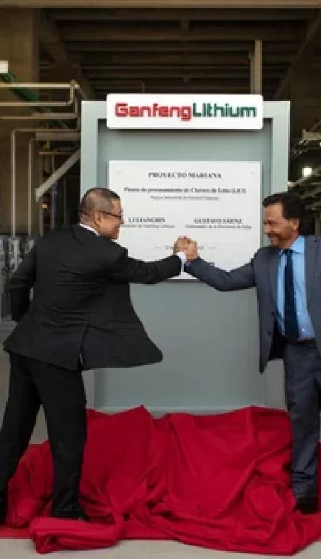 El Gobernador Sáenz y el presidente de la empresa.