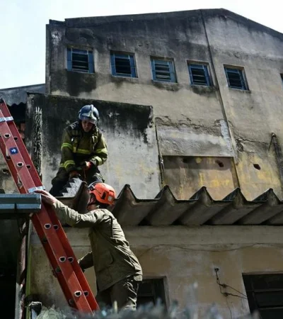Las llamas se apoderaron de los coloridos atuendos y puso en peligro a todos los trabajadores.