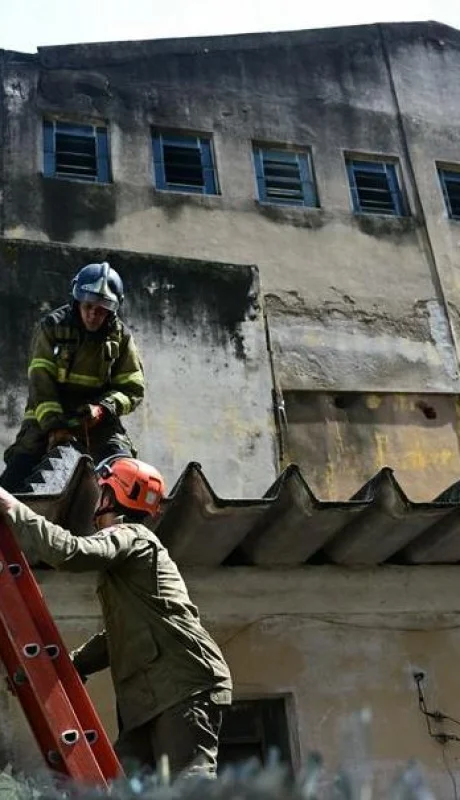 Las llamas se apoderaron de los coloridos atuendos y puso en peligro a todos los trabajadores.