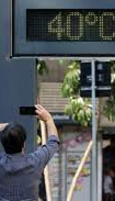 Los brasileños y turistas no encuentran refugio a causa de las altas temperaturas y desafían hasta la inseguridad nocturna de las playas.