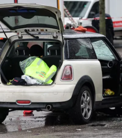 Las imágenes muestran un Mini Cooper dañado, junto con escombros, incluidos zapatos dispersos por la calle.