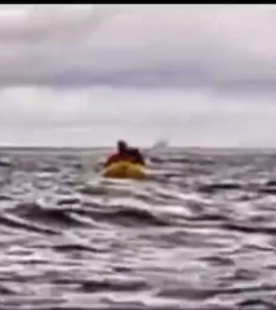 Joven estaba navegando en kayak sobre el estrecho de Magallanes.