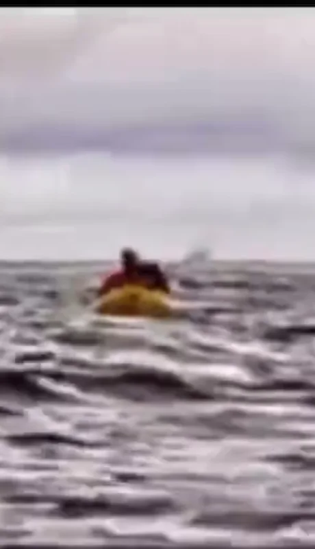 Joven estaba navegando en kayak sobre el estrecho de Magallanes.