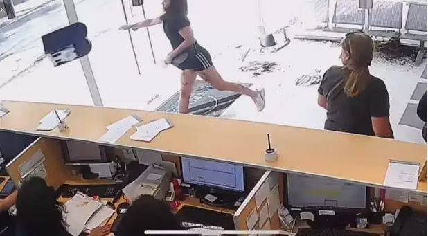 La paciente revoleó objetos hacia el lado de la recepción y luego a los vidrios.