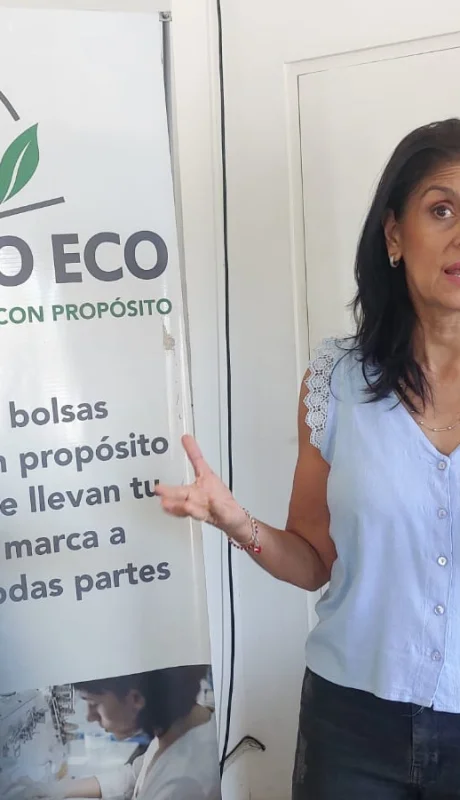 Patricia Velázquez se especializa en la fabricación de bolsas ecológicas, tanto en diseños estándar como personalizados.