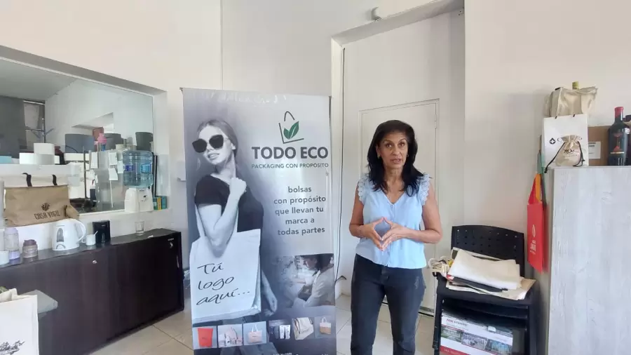 Patricia Velázquez, presentando su emprendimiento