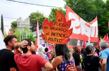 Fuego y furia en la Patagonia: incendios, protestas y detenciones