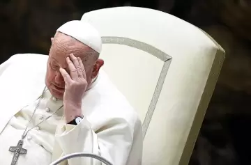El papa Francisco fue hospitalizado para tratar una persistente bronquitis