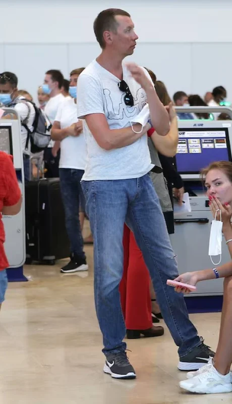 "Una mujer policía nos pidió el pasaje de ida y el de vuelta. Le presentamos todo, y nos pidieron la reserva de los hoteles" (Francisco)