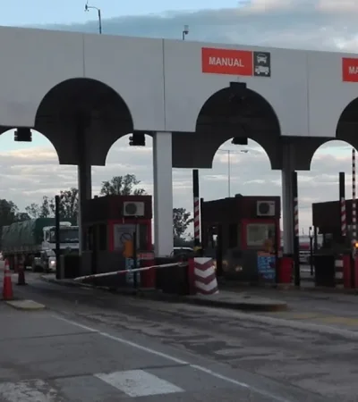 "La privatización se hará bajo la modalidad de concesión de obra pública por peaje" (M. Adorni)