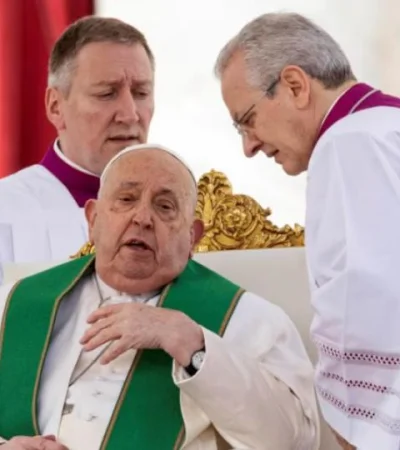 Francisco  se encuentra internado bajo estricta observación por una persistente infección.