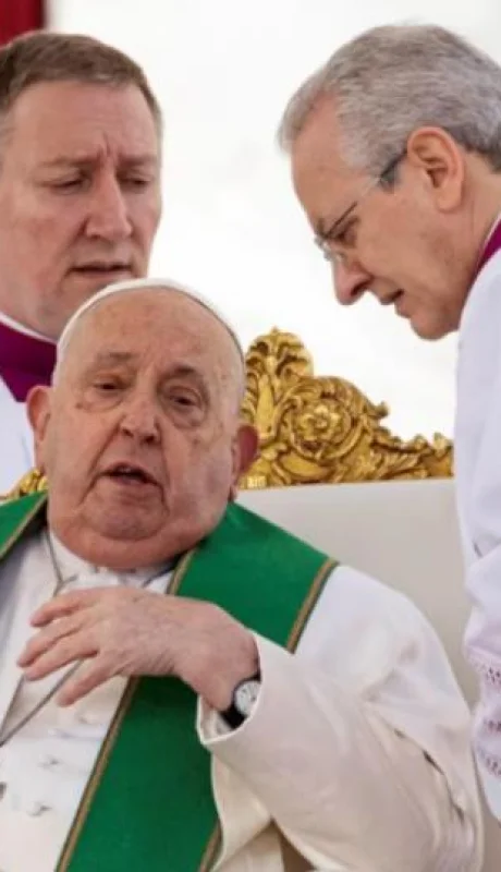 Francisco  se encuentra internado bajo estricta observación por una persistente infección.