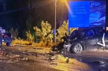 Tragedia: una madre y su hija perdieron la vida en un choque, otros tres menores graves