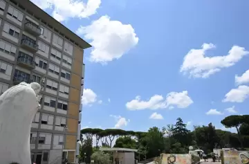 Aseguran que el papa Francisco pasó una noche tranquila en el hospital