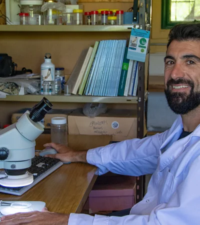 Gabriel Pompozzi, investigador del IADIZA, descubridor del arácnido. (Foto: CONICET)