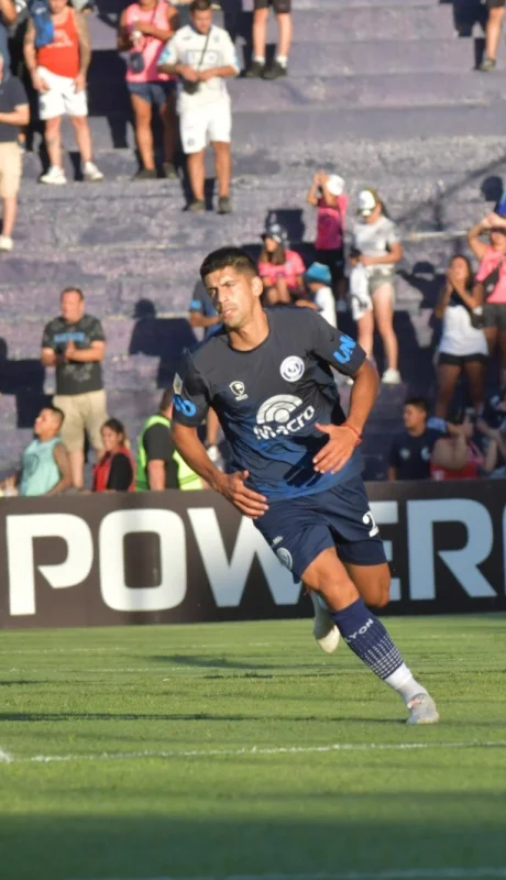 Flojo partido de Abecasis en la Lepra.