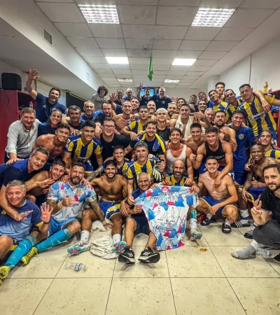 El plantel de Central luego del triunfo en el clásico rosarino