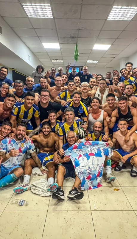 El plantel de Central luego del triunfo en el clásico rosarino